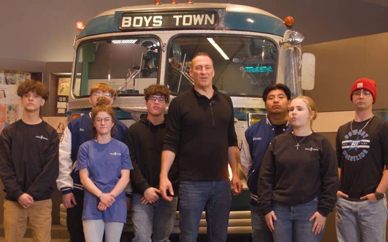 Ben Bailey of Cash Cab, poses with students at the Hall of History