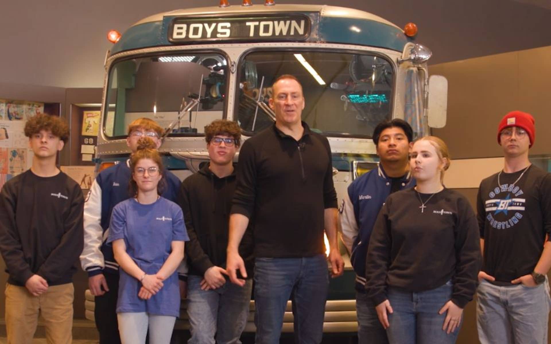 Ben Bailey of Cash Cab, poses with students at the Hall of History